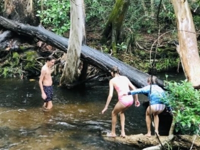 C08_22-12-27_kids at creek play